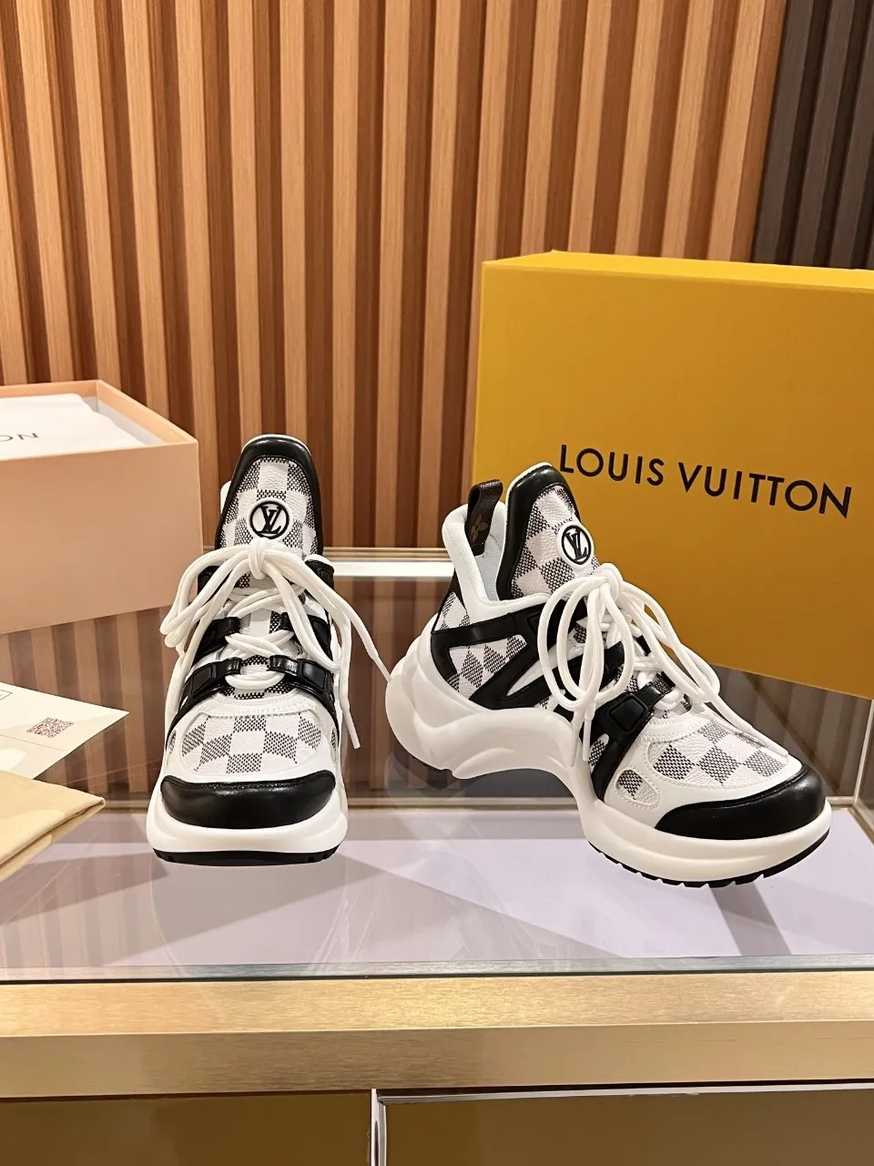 👟👟Ex-factory price 800👟👟 2025 new LV fancy black and white diamond model, high-end and elegant, showing long legs, casual sports dad shoes with heel height of about 5.5cm, 35-41